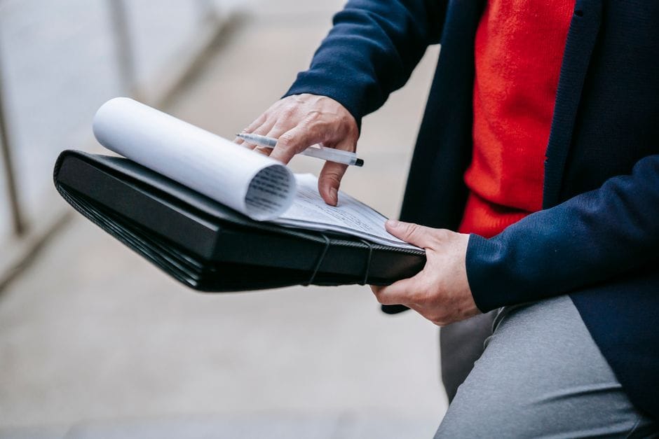 profesjonalny tłumacz przysięgły pracujący nad urzędowymi dokumentami